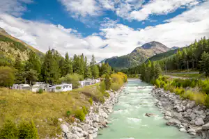 TCS Camping Samedan - Blick auf den Fluss am Campingplatz