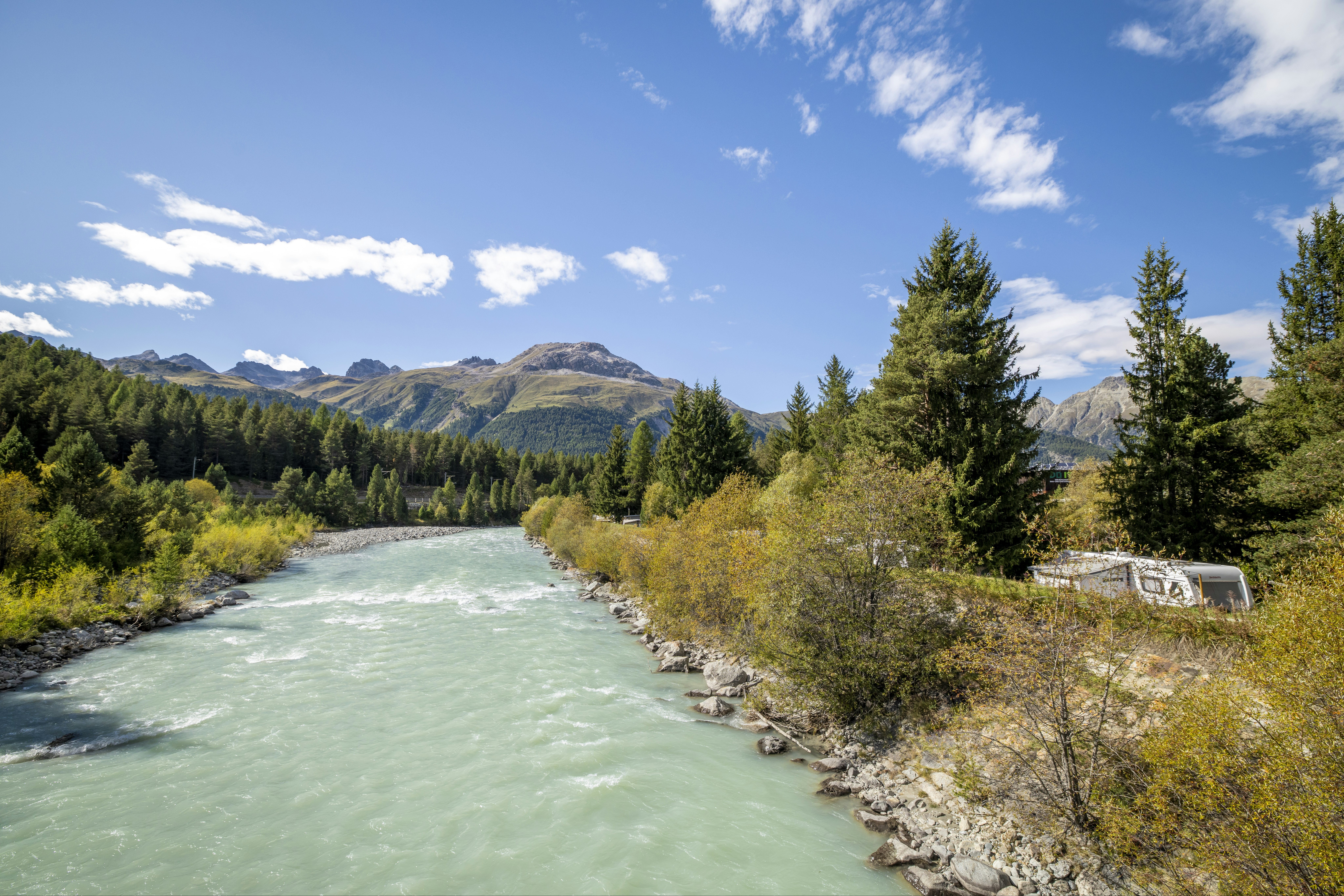 TCS Camping Samedan - Blick auf den Fluss am Campingplatz
