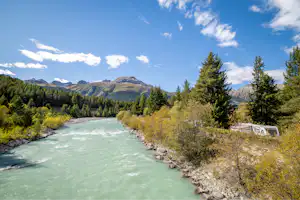 TCS Camping Samedan - Blick auf den Fluss am Campingplatz
