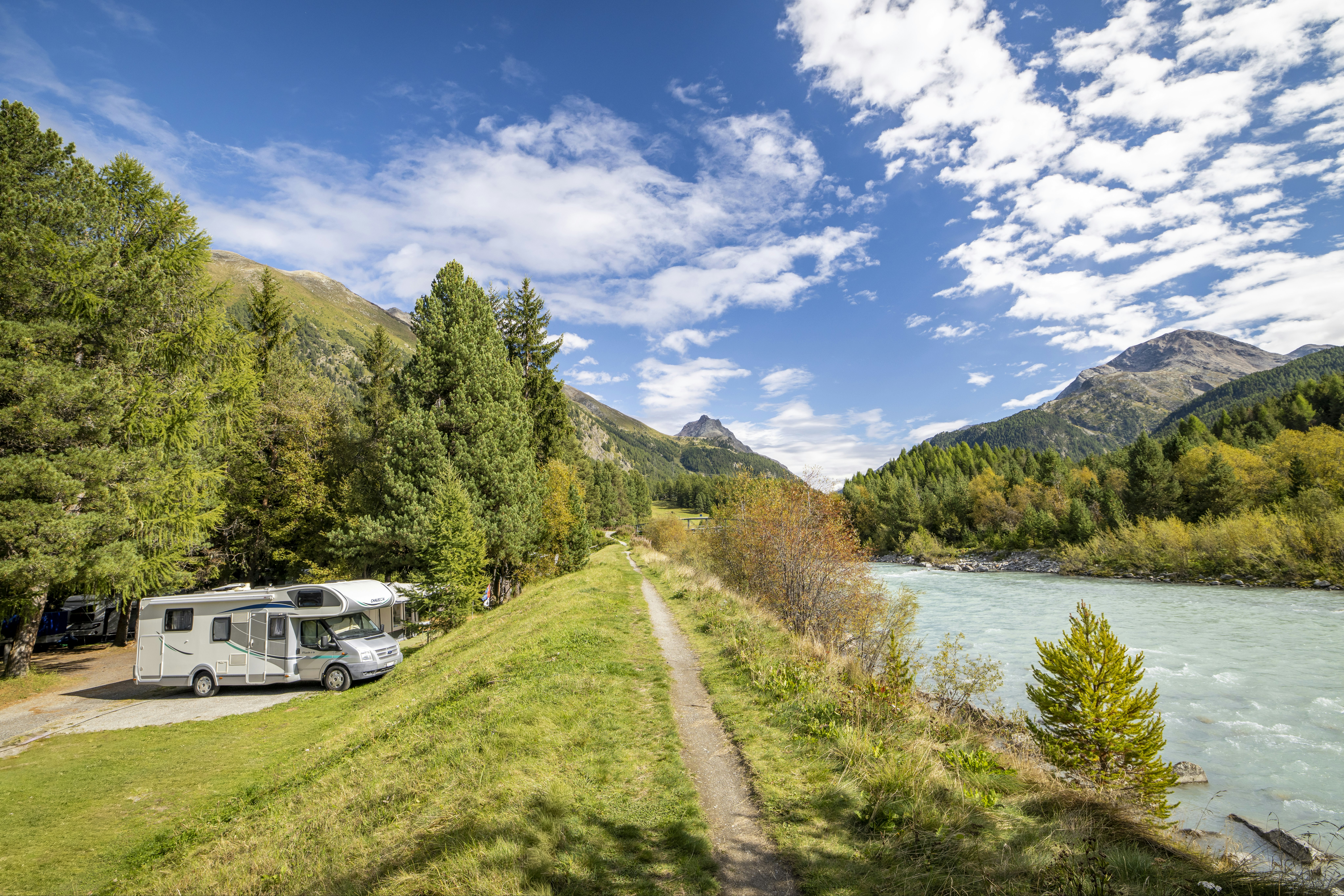 TCS Camping Samedan - Standplätze am Ufer des Flusses