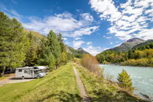 TCS Camping Samedan - Standplätze am Ufer des Flusses