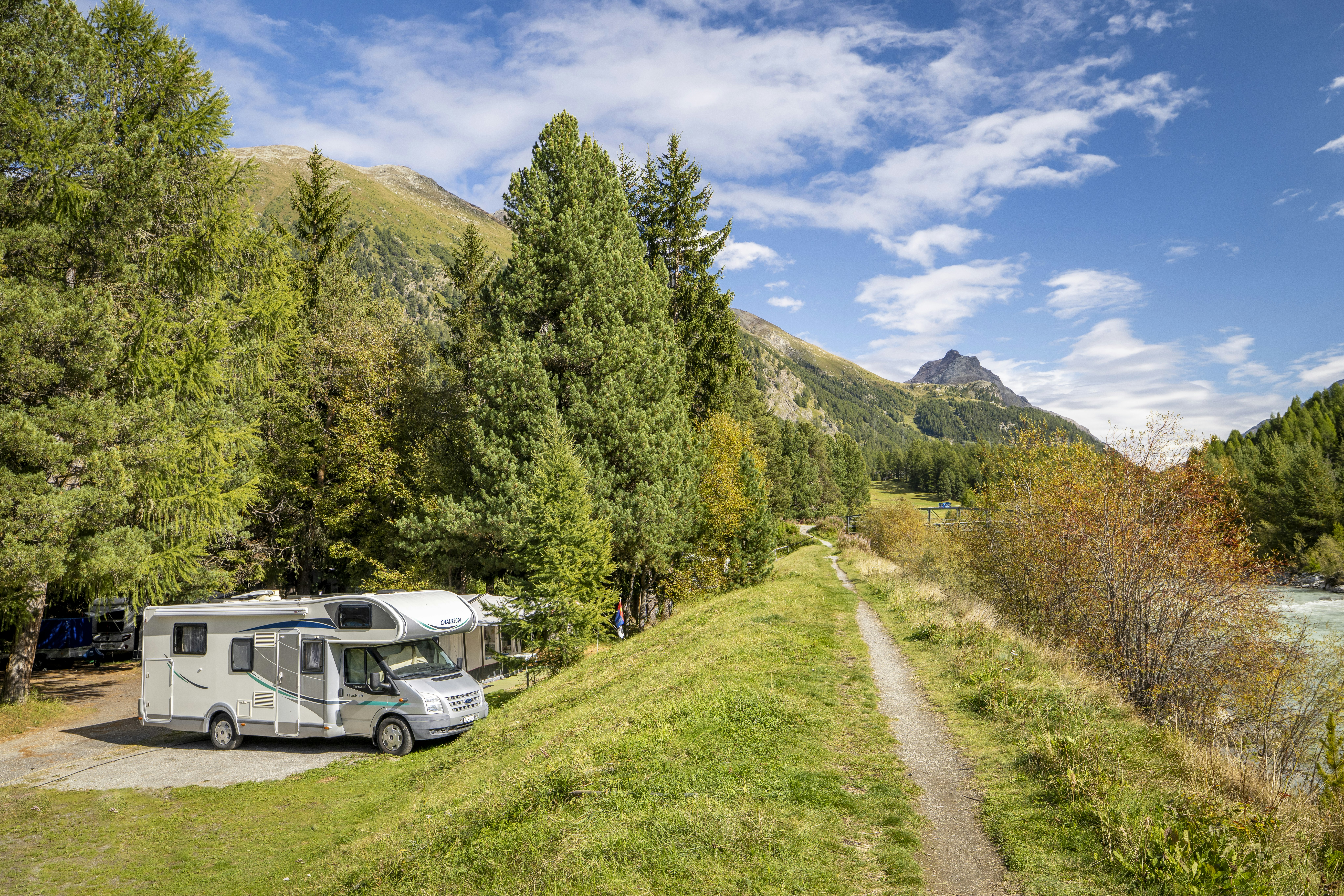 TCS Camping Samedan - Standplätze im Grünen auf dem Campingplatz