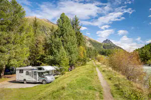TCS Camping Samedan - Standplätze im Grünen auf dem Campingplatz