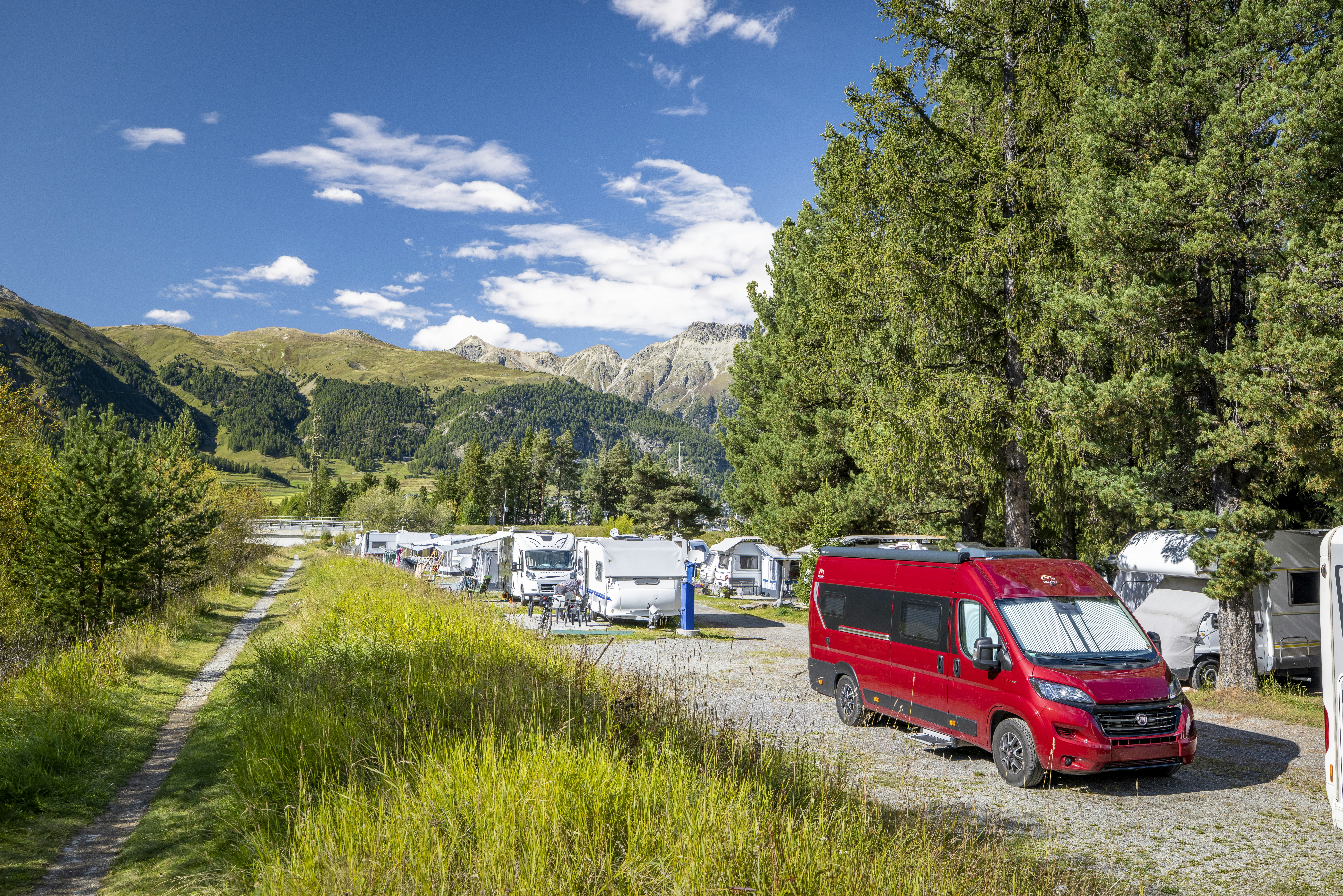 TCS Camping Samedan - Standplätze mit Bergen im Hintergrund