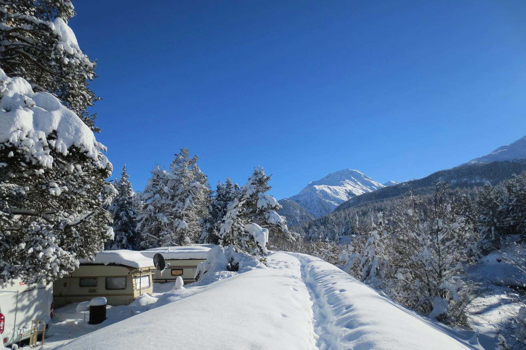 TCS Camping Samedan  TCS-Camping Samedan - Verschneiter Campingplatz im Winter