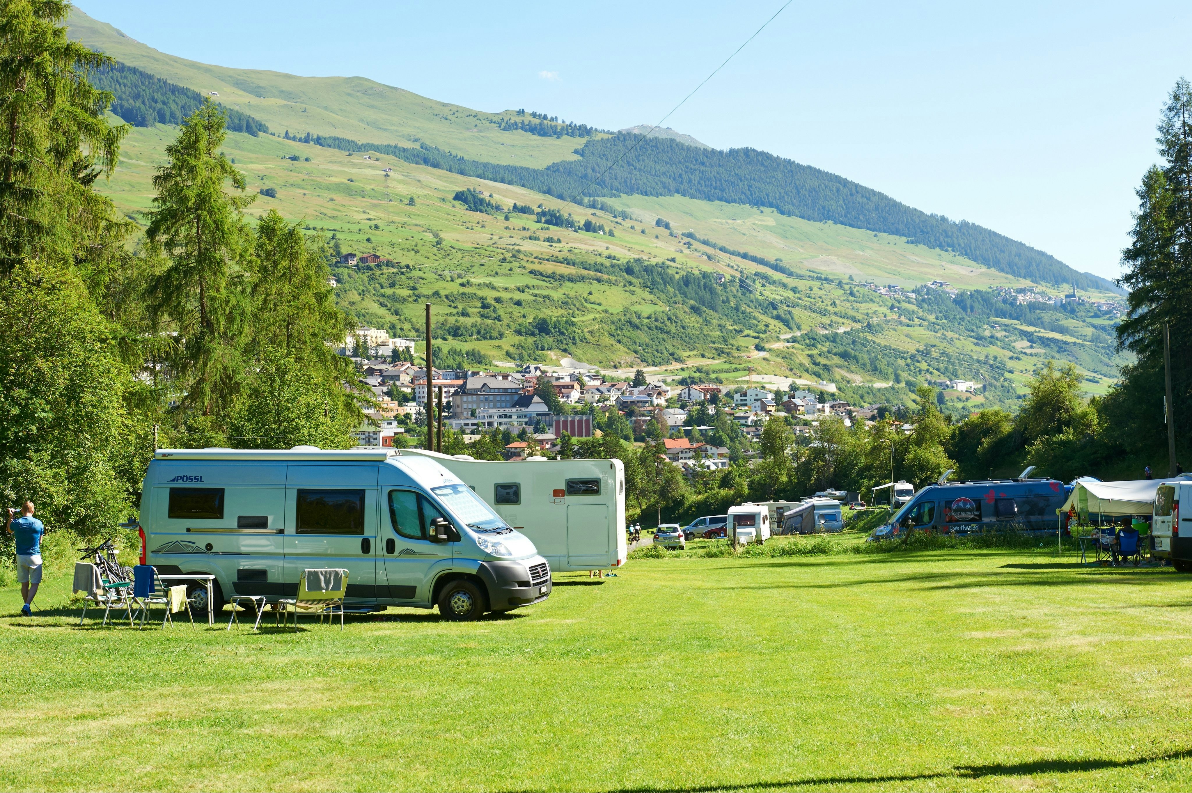 TCS-Camping Scuol - Blick auf die Standplätze auf der Wiese