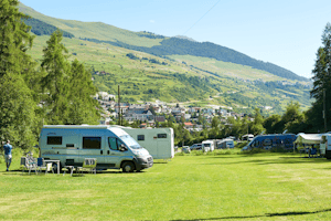 TCS-Camping Scuol - Blick auf die Standplätze auf der Wiese