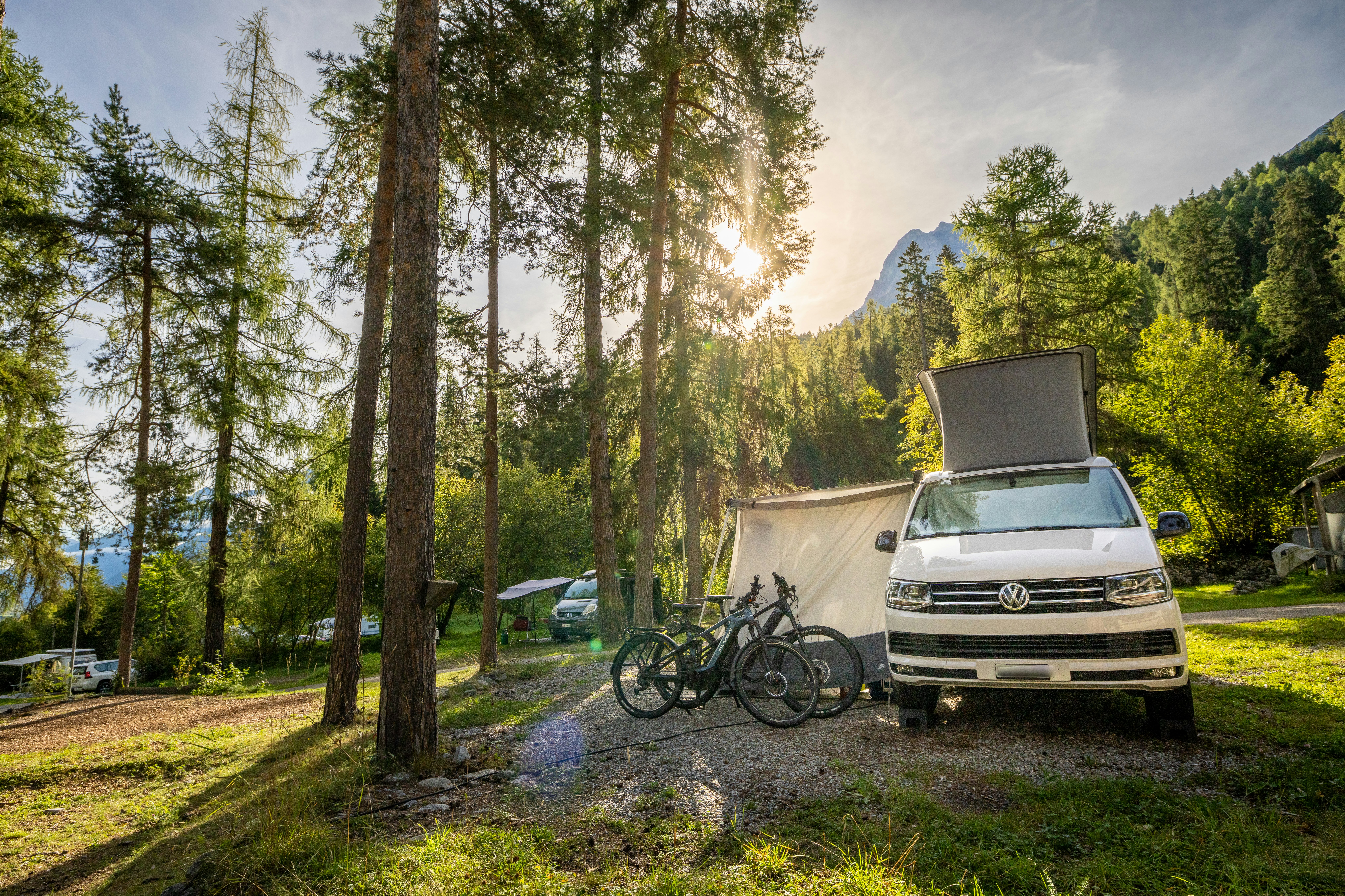 TCS-Camping Scuol - Standplätze zwischen den Bäumen auf dem Campingplatz