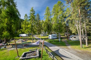 TCS-Camping Scuol - Standplätze zwischen den Bäumen auf dem Campingplatz