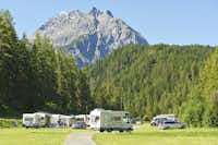 TCS-Camping Scuol - Wohnmobilstellplätze umringt von Wald