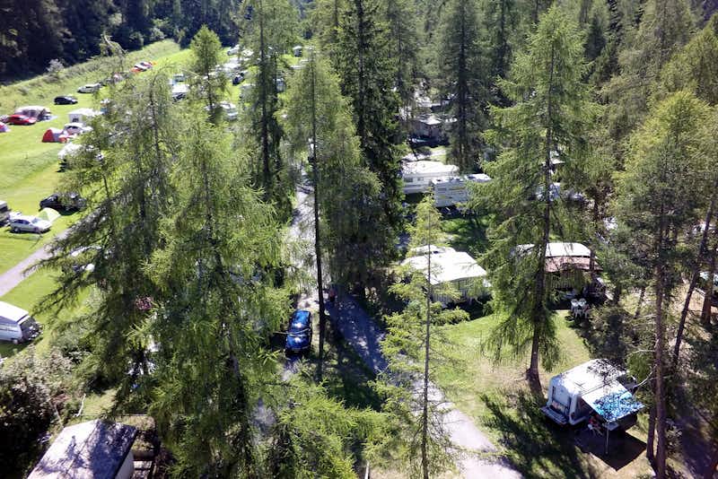 TCS-Camping Scuol  Zelt- und Wohnwagenstellplatz vom Campingplatz aus der Vogelperspektive