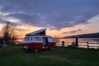 TCS-Camping Sempach - Blick auf einen Standplatz am Ufer des Sees bei Sonnenuntergang
