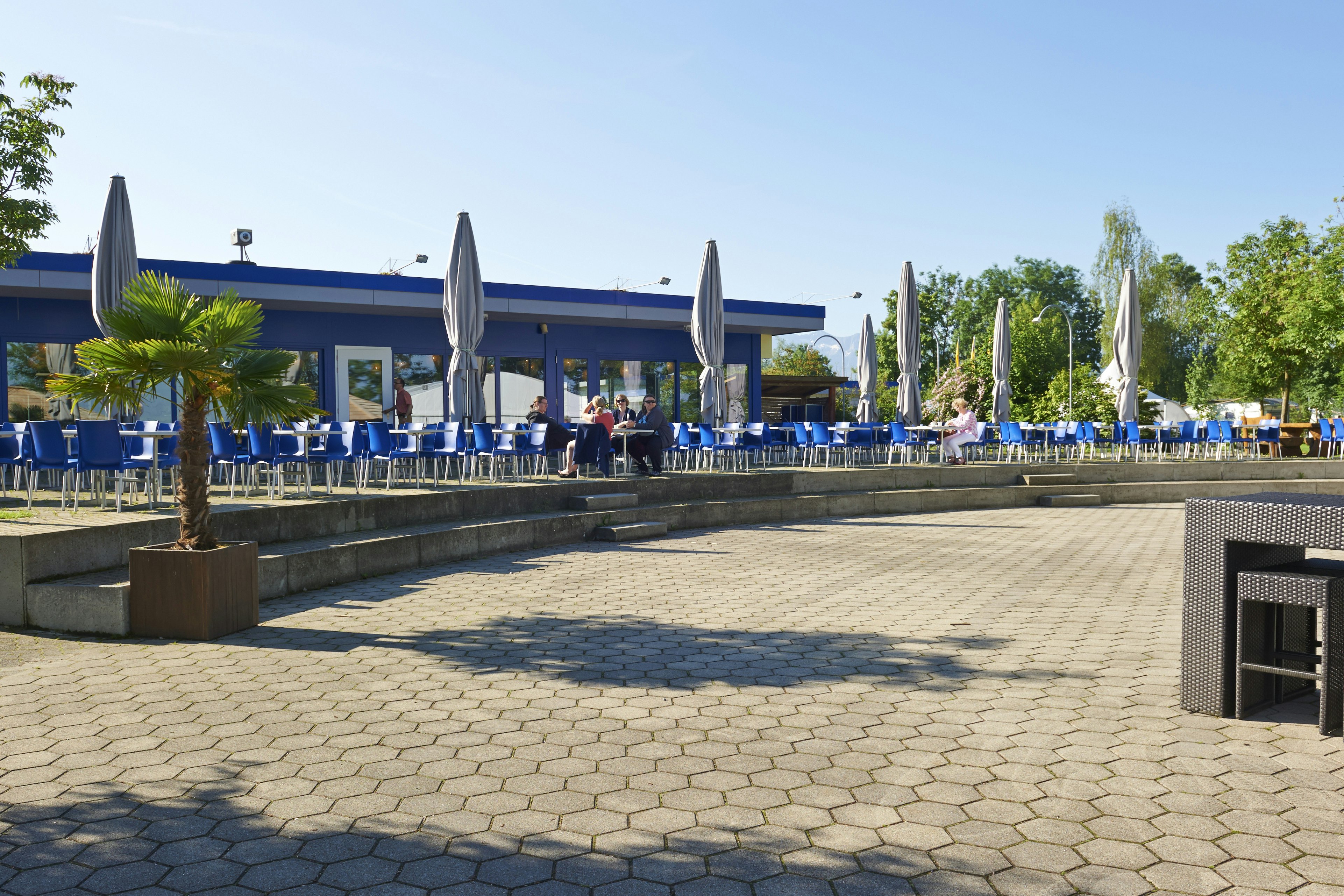 TCS Camping Sempach - Große Terrasse auf dem Campingplatz