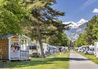 TCS Camping Sion - Stellplätze und Mobilheime auf der Wiese