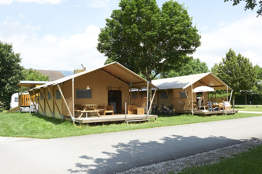 TCS-Camping Solothurn - Glampingzelt mit Terrasse auf dem Campingplatz 