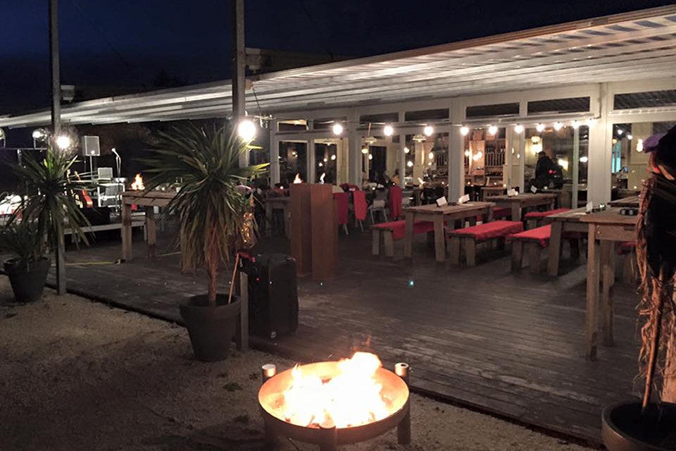 TCS-Camping Solothurn - Restaurant Terrasse bei Abenddämmerung