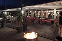 TCS-Camping Solothurn - Restaurant Terrasse bei Abenddämmerung
