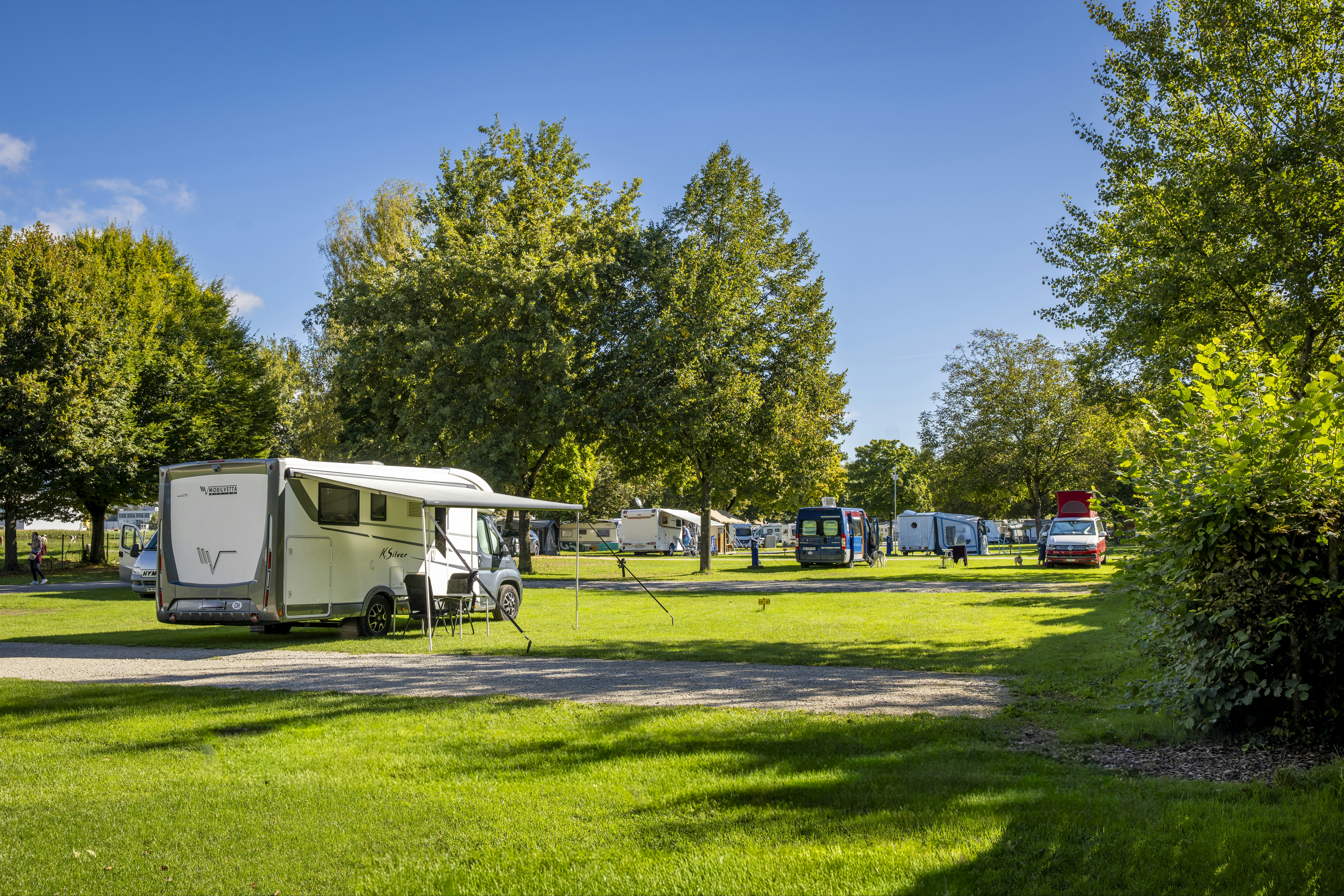 TCS Camping Solothurn - Wohnmobil- und Wohnwagenstandplätze auf der Wiese
