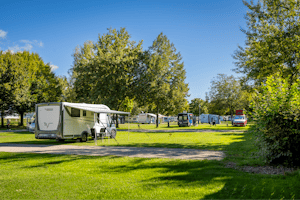 TCS Camping Solothurn - Wohnmobil- und Wohnwagenstandplätze auf der Wiese