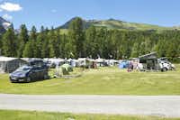TCS-Camping St. Moritz- Leere Stellplätze auf dem Campingplatz mit Blick auf die Berge