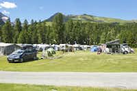 TCS-Camping St. Moritz- Leere Stellplätze auf dem Campingplatz mit Blick auf die Berge