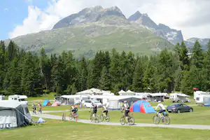 TCS-Camping St. Moritz- Radfahrer auf dem Campingplatz