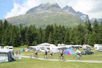 TCS-Camping St. Moritz- Radfahrer auf dem Campingplatz