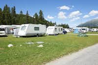 TCS-Camping St. Moritz- Wohnwagenstellplatz auf der Wiese der Campingplatzanlage