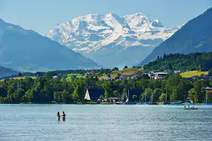 TCS-Camping Thunersee - Campinggäste baden im Tunersee mit Blick auf die Berge