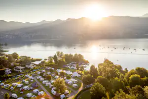 TCS-Camping Thunersee - Campingplatz aus der Vogelperspektive bei Sonnenuntergang