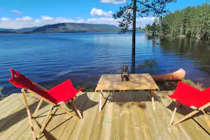 Telemark Camping & Motel - Stühle und Tisch auf dem Steg mit Blick auf das Wasser