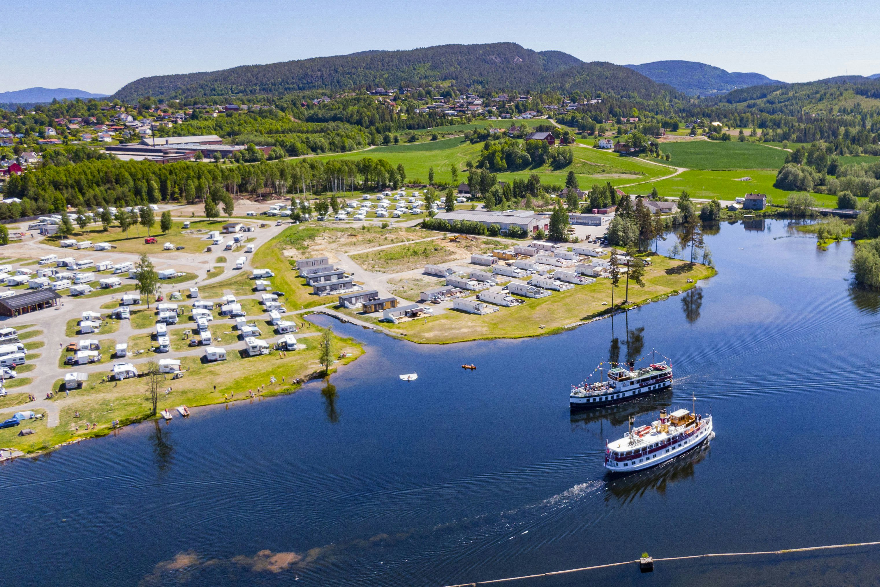 First Camp Lunde  Telemark Kanalcamping - Blick auf den Campingplatz am Wasser