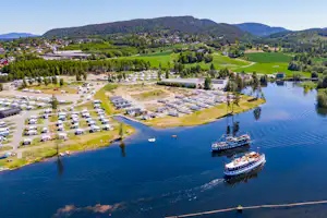 First Camp Lunde Telemark Kanalcamping - Blick auf den Campingplatz am Wasser