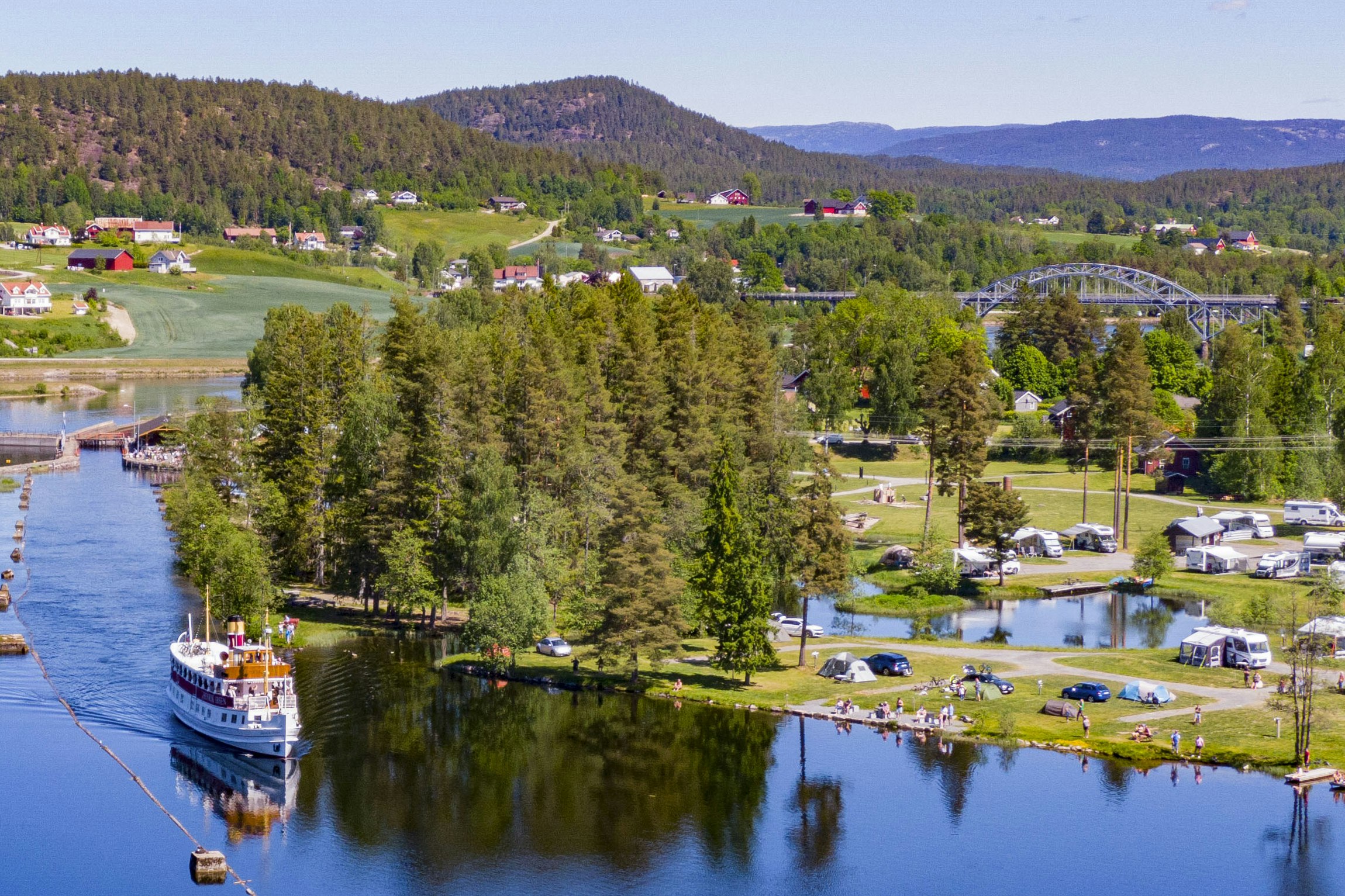 First Camp Lunde  Telemark Kanalcamping - Luftaufnahme des Campingplatzes am Kanal