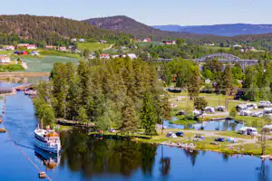 First Camp Lunde Telemark Kanalcamping - Luftaufnahme des Campingplatzes am Kanal