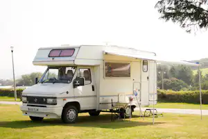 Tencreek Holiday Park - Stellplätze im Grünen auf dem Campingplatz