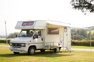 Tencreek Holiday Park - Stellplätze im Grünen auf dem Campingplatz
