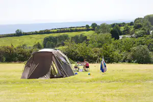 Tencreek Holiday Park - Zeltwiese direkt am Meer auf dem Campingplatz