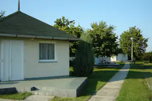 Tengerszem Camping und Ferienpark - Mobilheime auf der Wiese