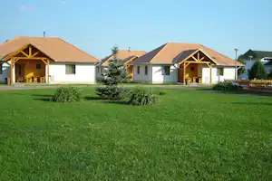 Tengerszem Camping und Ferienpark - Wiese vor den Mobilheimen