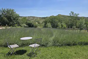 Tenuta Mamie Marianne - Sitzgelegenheit am Lavendelfeld