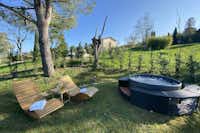 Tenuta San Pierino - Whirlpool mit Liegestühlen auf dem Campingplatz