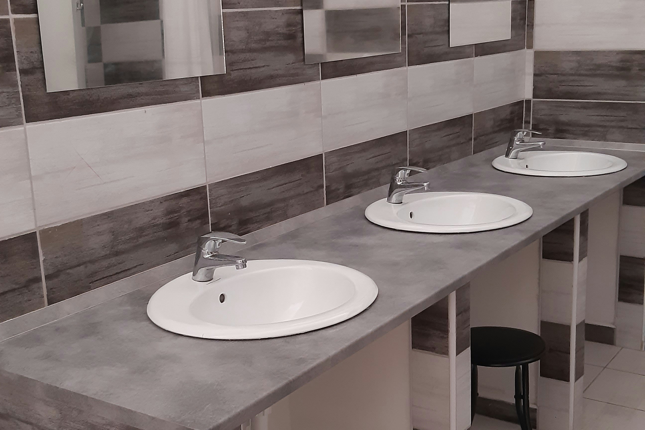 Termal Kemping - Innenansicht Sanitär mit Waschbecken