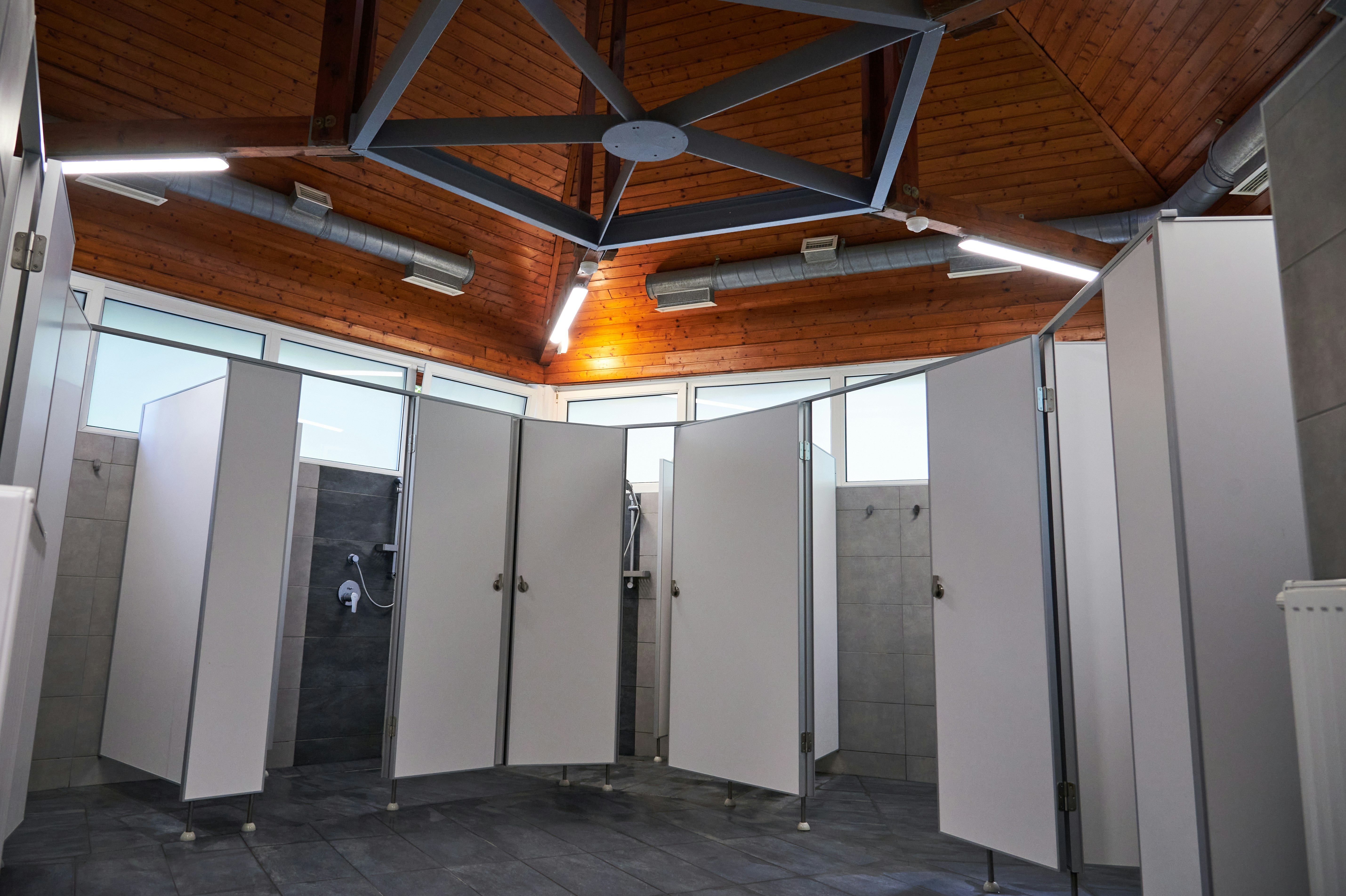 Termál Gyógykemping  Thermal Camping Bükfürdő - Innenansicht des Sanitärgebäudes mit Duschkabinen