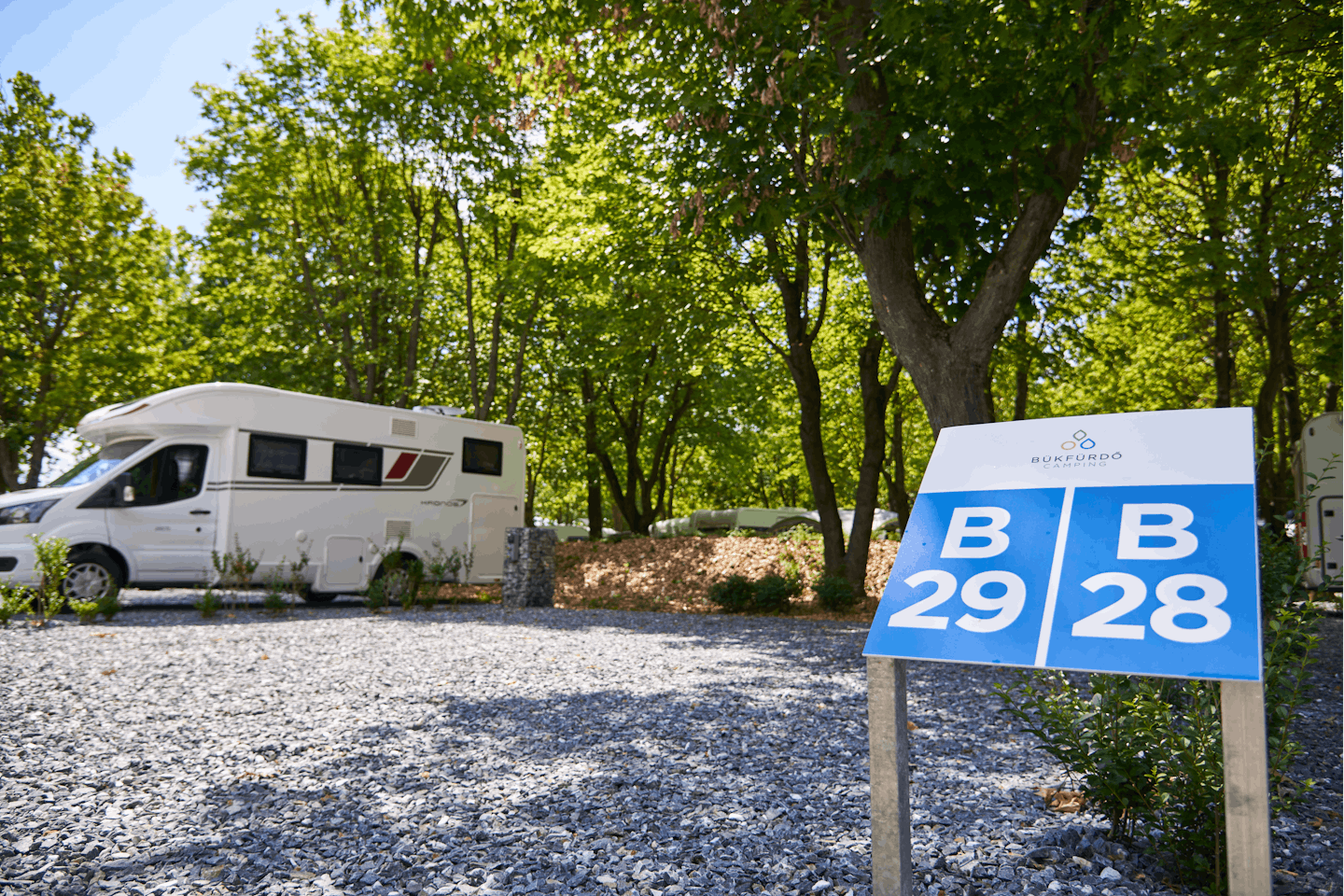 Termál Gyógykemping  Thermal Camping Bükfürdő - Stellplätze von Bäumen umgeben 