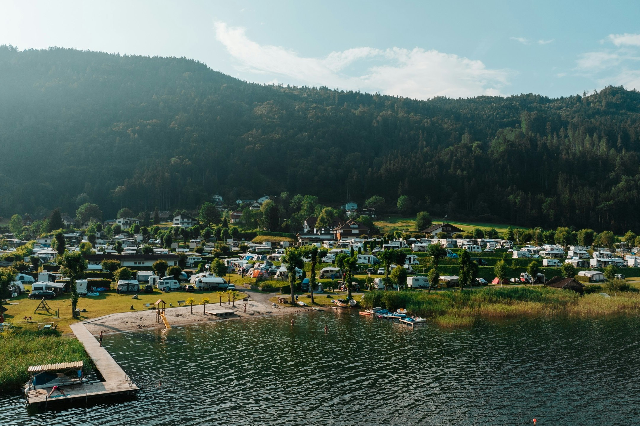 TerrassenCampingOssiach - Blick auf den Campingplatz am Ufer des Sees