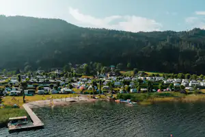 TerrassenCampingOssiach - Blick auf den Campingplatz am Ufer des Sees