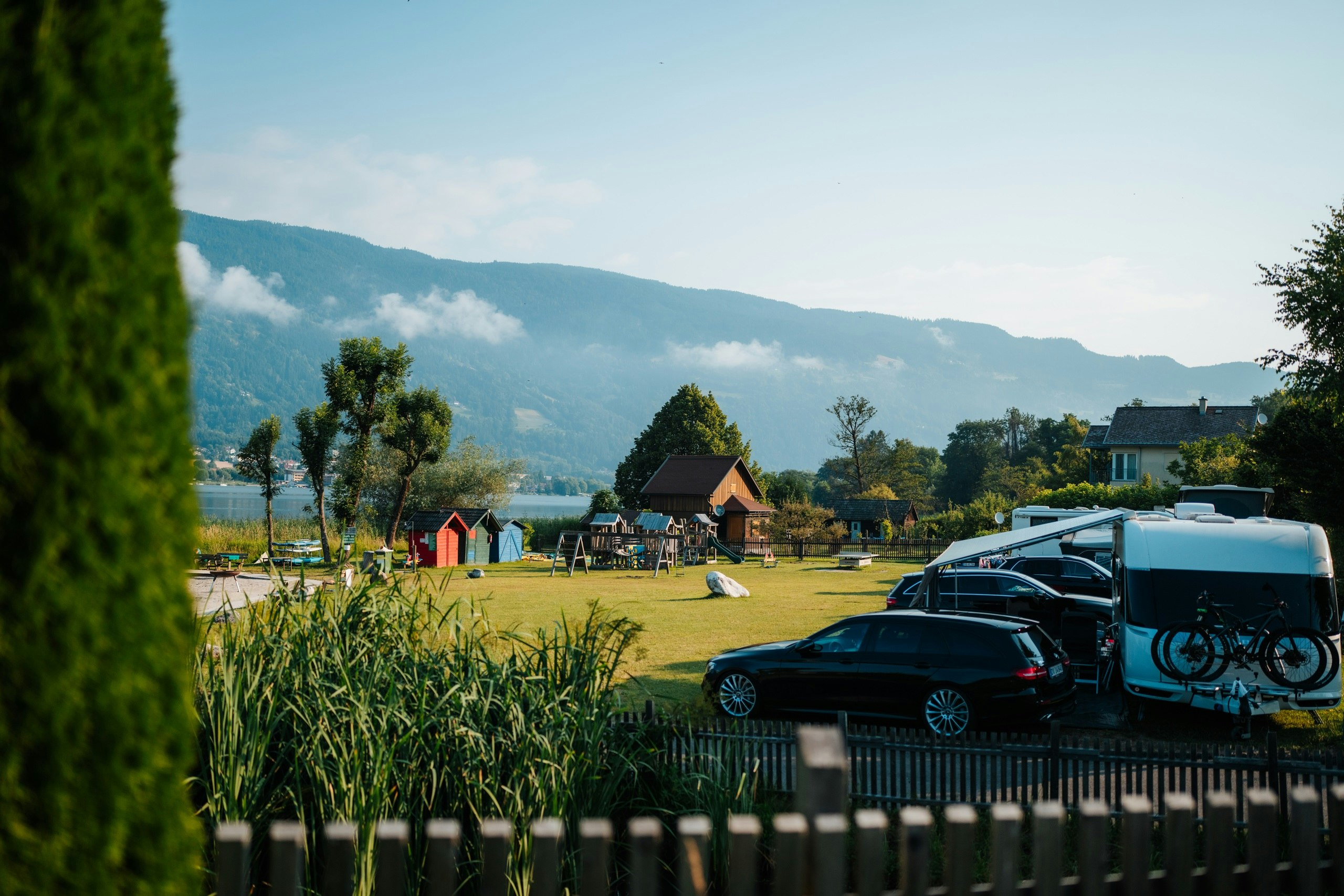 TerrassenCampingOssiach - Standplätze auf der Wiese auf dem Campingplatz