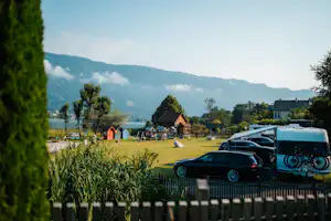 TerrassenCampingOssiach - Standplätze auf der Wiese auf dem Campingplatz