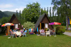 Terrassen Camping Traisen - Camper sitzen vor Mobilheimen auf dem Campingplatz